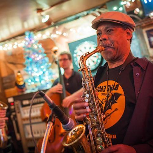 Live musicians play at Donkey Coffee in 雅典, Ohio